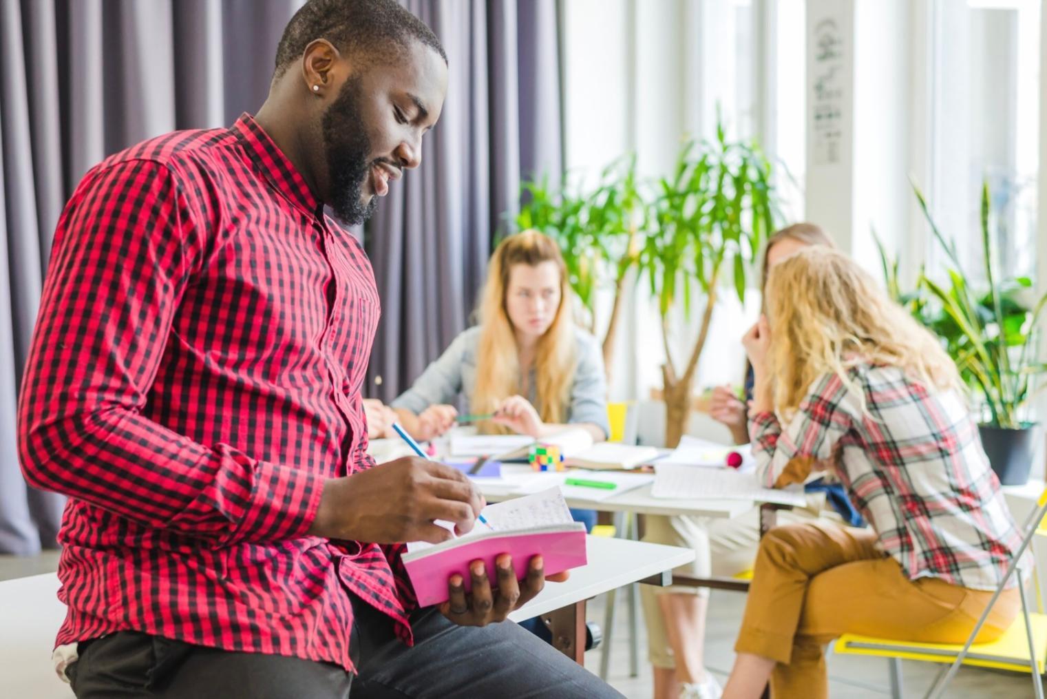 Analyse de documents financiers avec graphiques et calculatrice